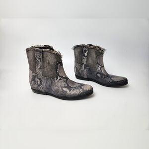 Divine Follie‎ Gray Synthetic Snake Skin Size 8.5 Fall Boots Gray Booties